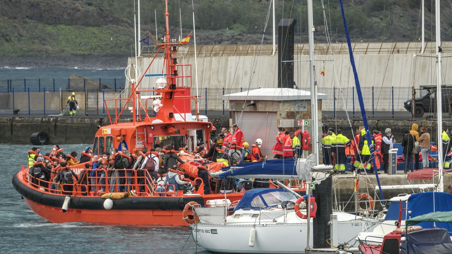 La Salvamar Nunki, de Salvamento Marítimo, durante las tareas de rescate (EFE)
