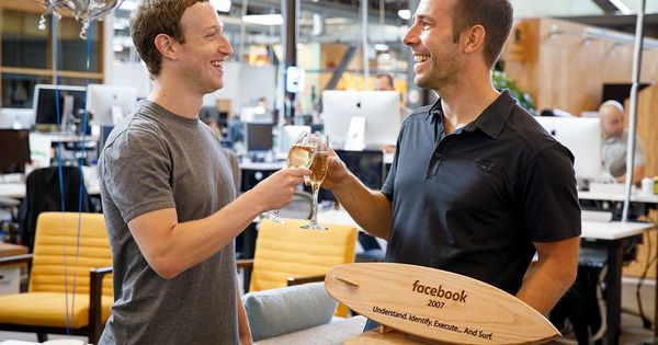 Foto: Javier Oliván, brindando con Mark Zuckerberg. (Facebook)