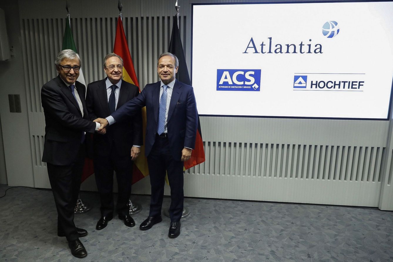 El presidente de ACS, Florentino Pérez (c); el consejero delegado de Atlantia, Giovanni Castelluci (i), y el presidente de Hochtief, Marcelino Fernández Verdes (d), en la presentación del acuerdo sobre Abertis.