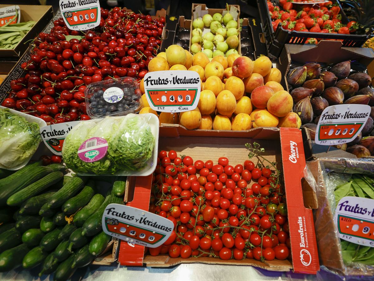 Foto: Vista de una frutería en el Mercado Maravillas de Madrid. (EFE/Javier Lizon)