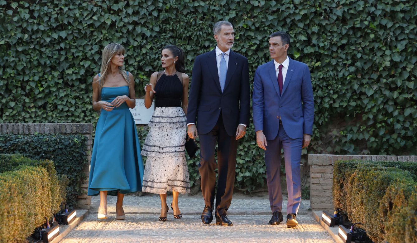Los Reyes de España junto al presidente del Gobierno en funciones, Pedro Sánchez, y su esposa, Begoña Gómez. (EFE)