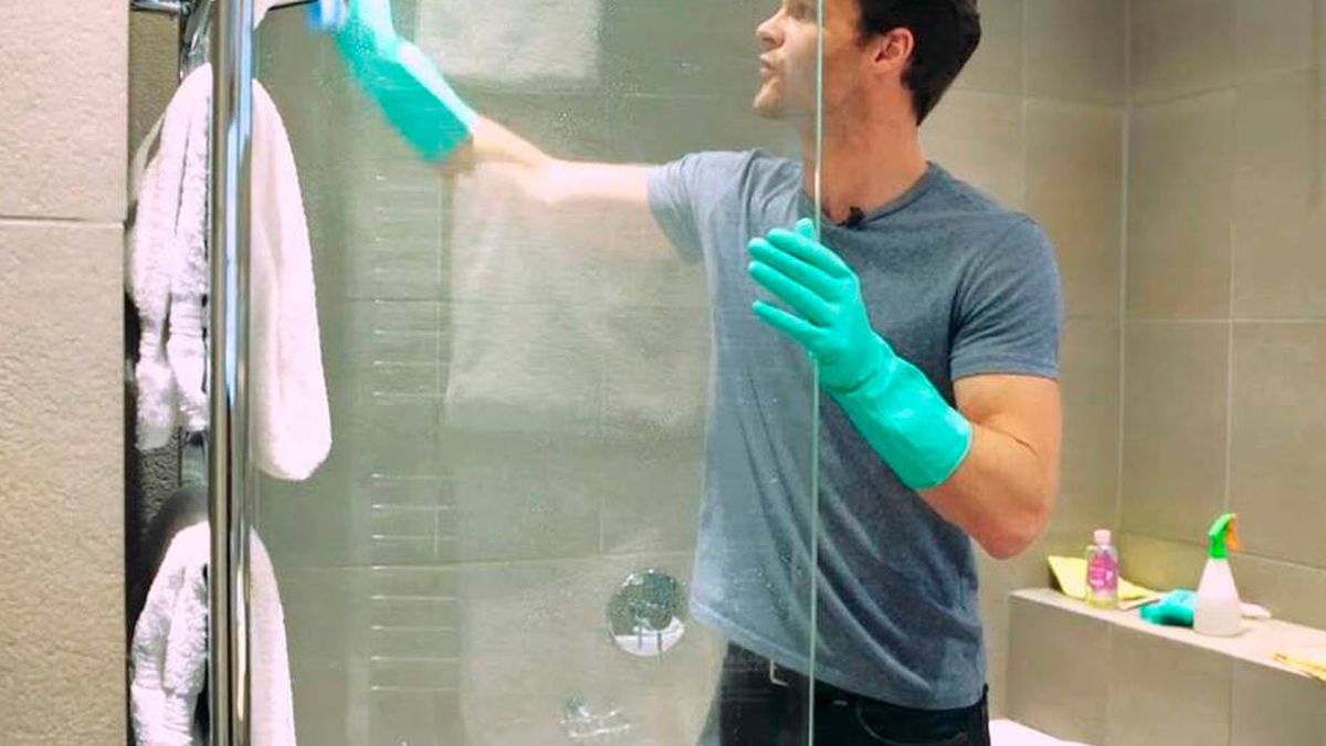 Cómo limpiar de forma fácil los cristales de la mampara de la ducha con este truco casero