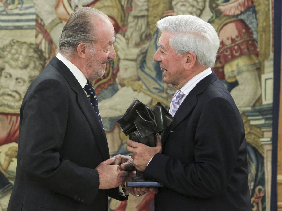 Foto: El rey Juan Carlos, junto a Vargas Llosa. (Gtres)