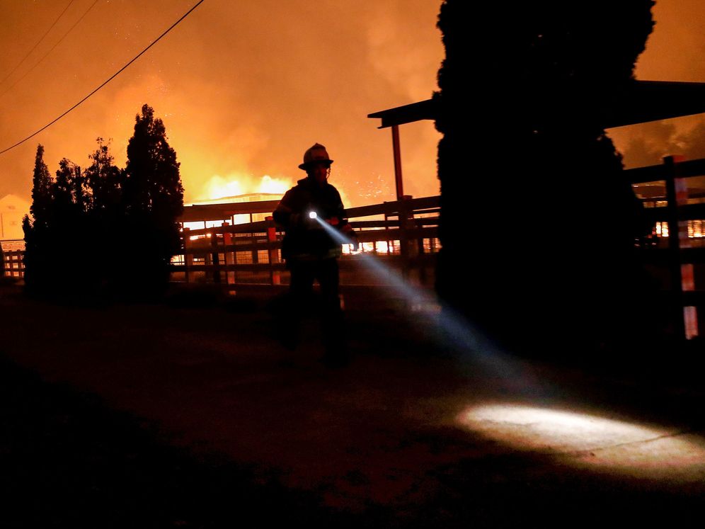 Foto: Un bombero durante las tareas de rescate por los incendios de California. (Reuters)