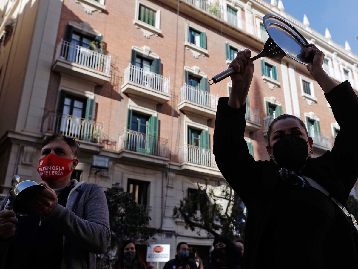 Foto: Hosteleros se manifiestan frente al Palau de la Generalitat de Valencia. (EFE/Manuel Bruque)
