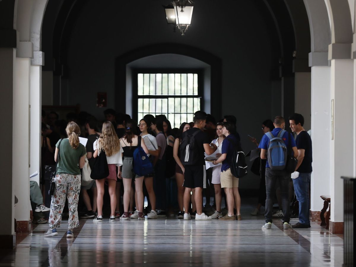 Foto: Varios estudiantes antes de entrar al aula para realizar un examen de la selectividad. (EFE/José Manuel Vidal).