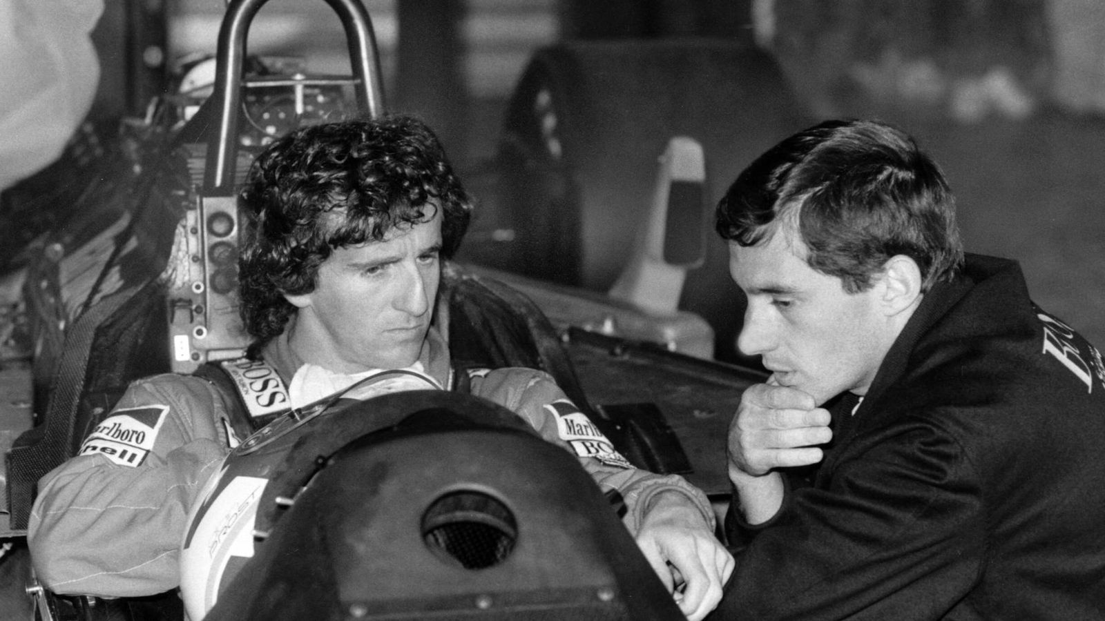 Foto: Alain Prost y Ayrton Senna charlando.