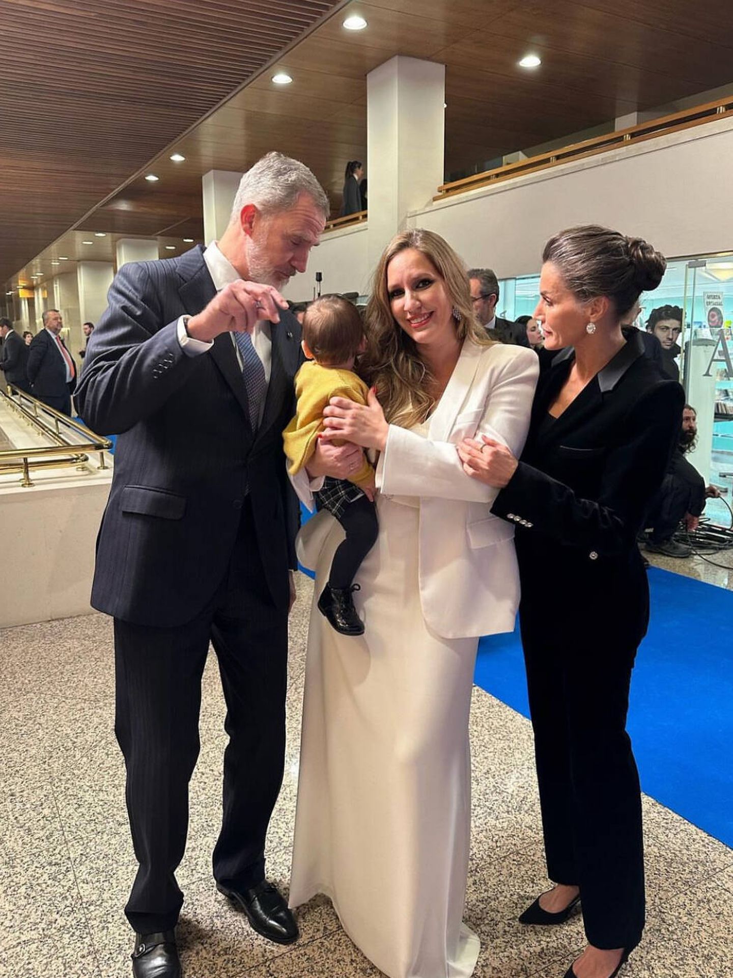  Los reyes Felipe y Letizia y el bebé de María Toledo. (Instagram/@mariatoledomt)
