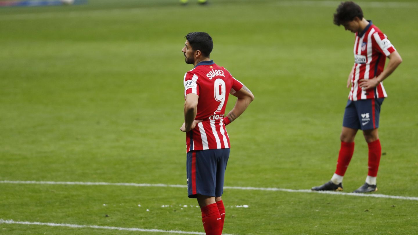 Suárez y Joao se lamentan por el partido perdido. (Reuters)