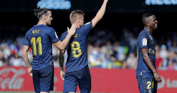 Foto: Bale felicita a Kroos por su gol. (EFE)