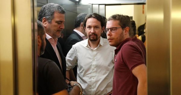 Foto: Pablo Iglesias (c), tras su comparecencia ante los medios tras la reunión que ha mantenido con Pedro Sánchez. EFE