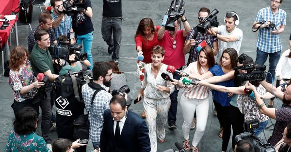 Foto: María Chivite es abordada por los medios al término de la sesión constitutiva del Parlamento de Navarra, este 19 de junio. (EFE)