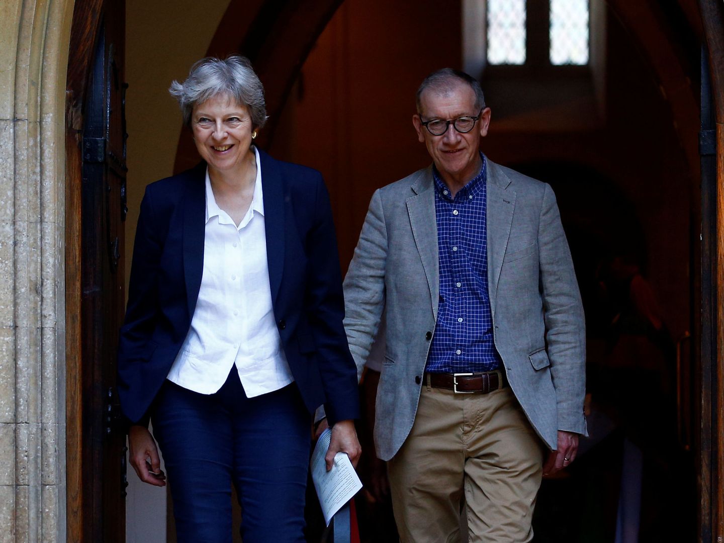 La primera ministra Theresa May y su esposo Philip salen de una iglesia tras asistir a misa en Sonning, ayer, 8 de julio de 2018. (Reuters)