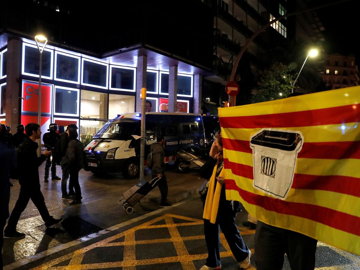 Foto: Un manifestante exhibe una bandera de Cataluña con una urna estampada. (EFE)