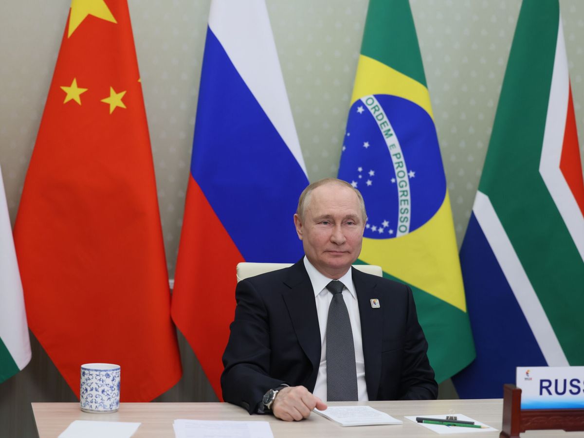 Foto: Vladímir Putin, frente a las banderas de los BRICS (India, China, Rusia, Brasil y Sudáfrica). (EFE/Mikhail Metzel)
