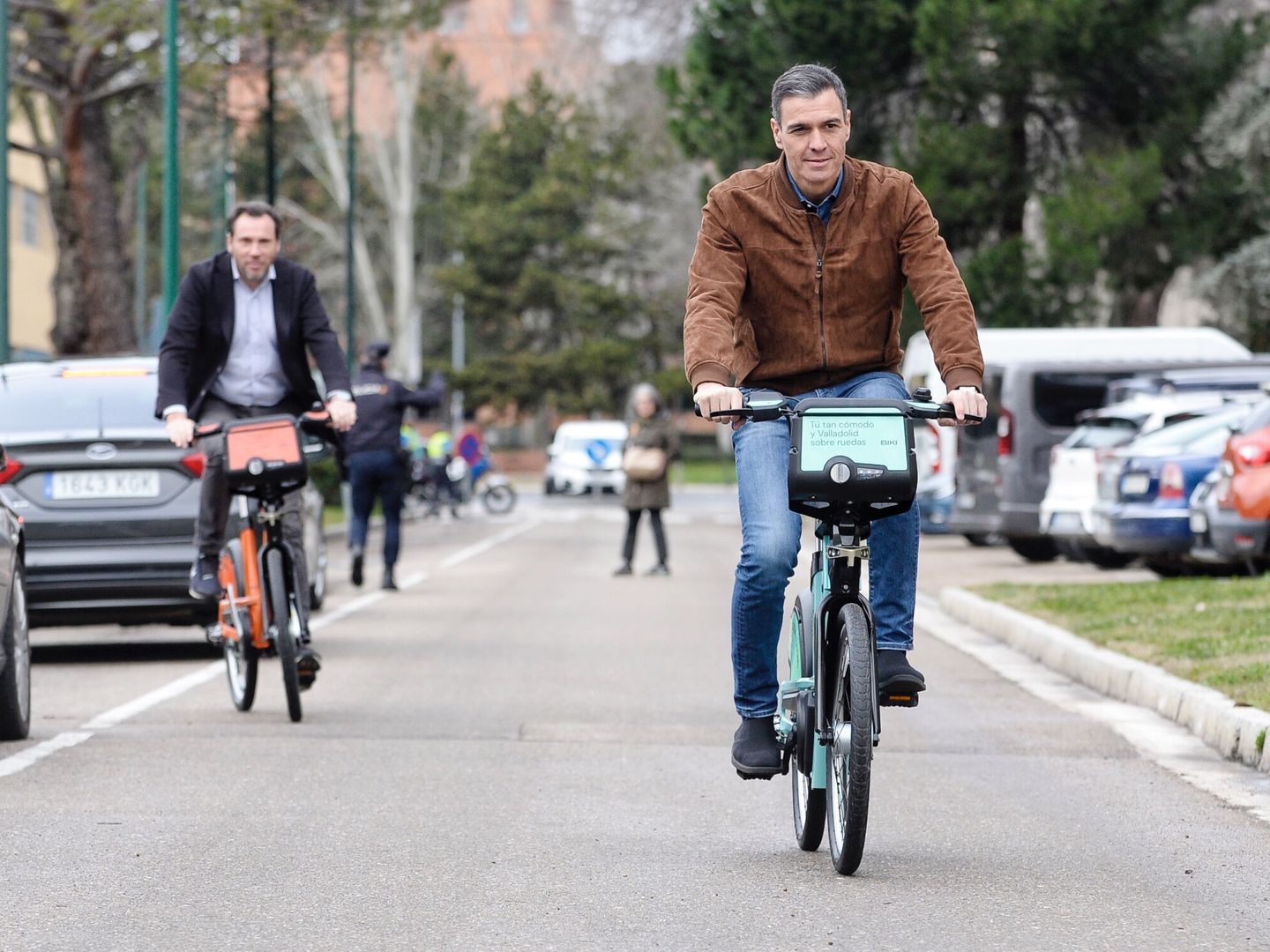 El presidente del Gobierno, Pedro Sánchez, circulando en bicicleta por Valladolid.
