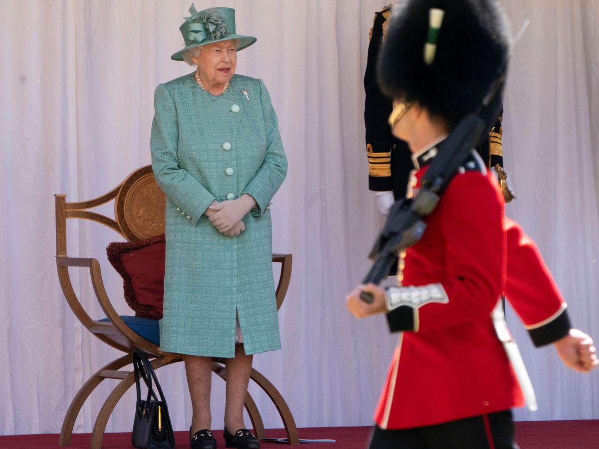 Foto: La reina Isabel, presenciando el desfile militar con motivo de su cumpleaños. (Reuters)