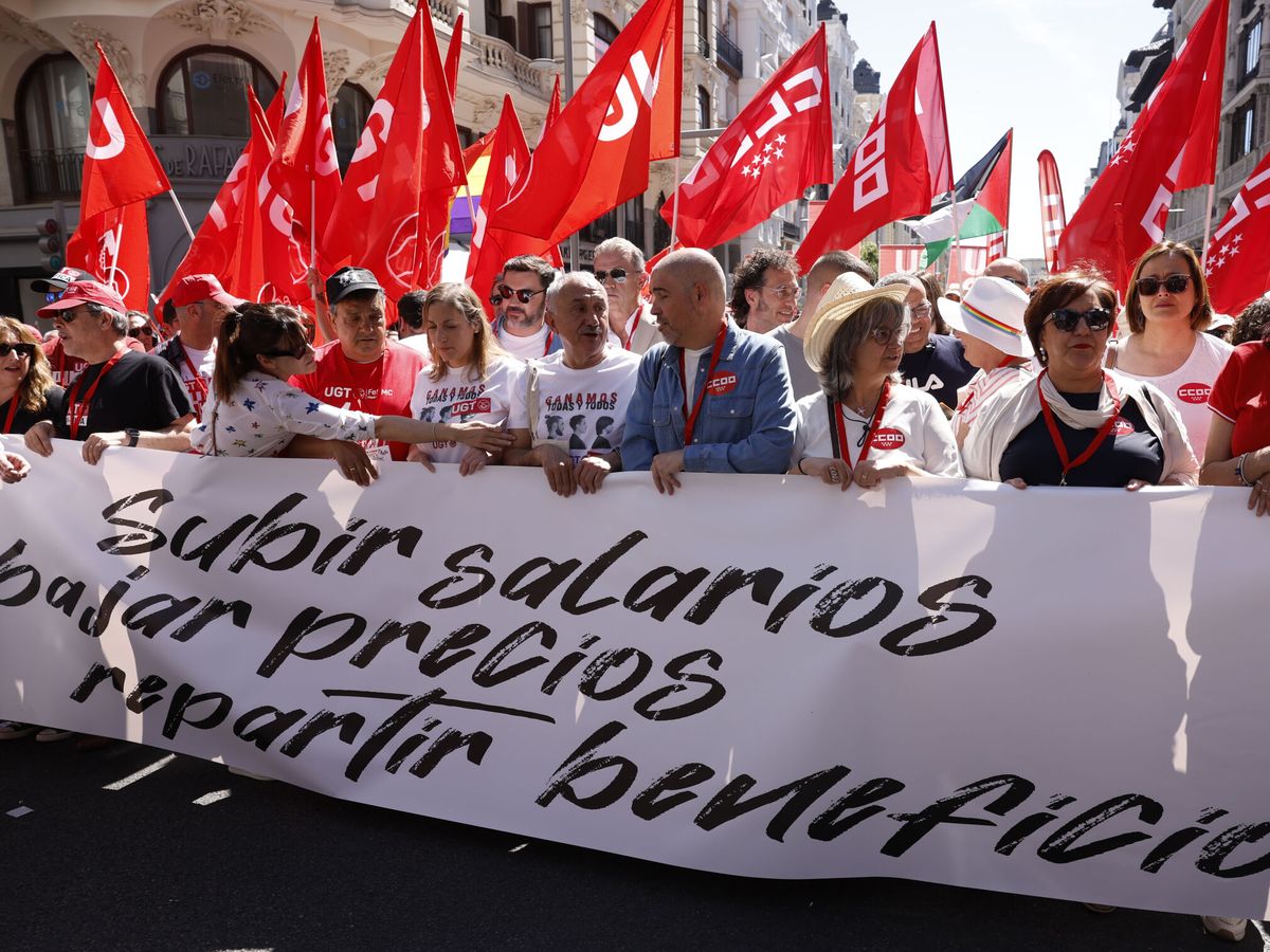 Foto: Los secretarios generales de CCOO, Unai Sordo (c-d), y UGT, Pepe Álvarez (c-i), en la manifestación con motivo del Día del Trabajador en Madrid. (EFE/J. J. Guillén)