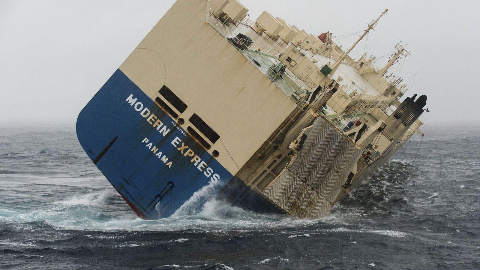 Foto: El carguero panameño 'Modern Express', en una foto facilitada por la Marina francesa (EFE)