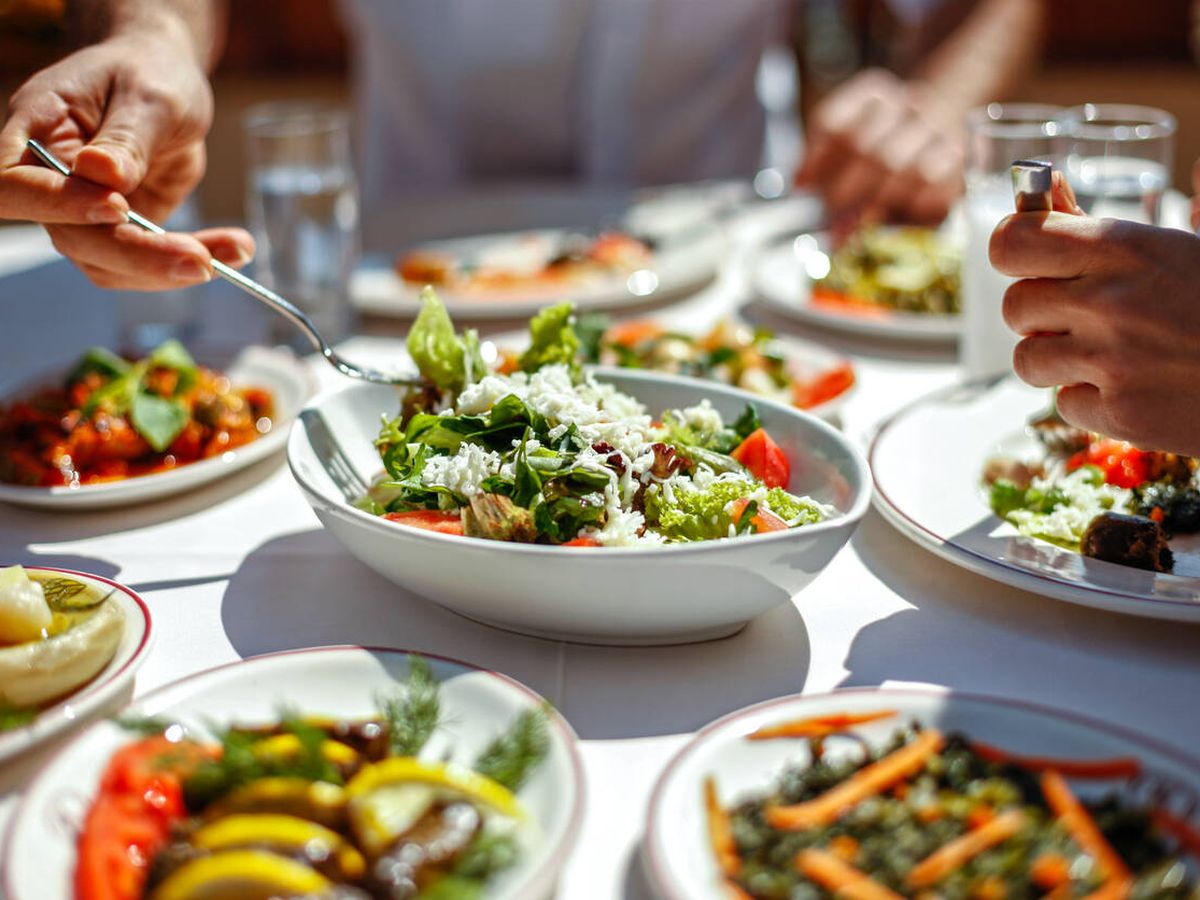 Foto: Los expertos en nutrición dicen que hay espacio para una indulgencia ocasional, siempre y cuando comas alimentos saludables la mayor parte del tiempo.