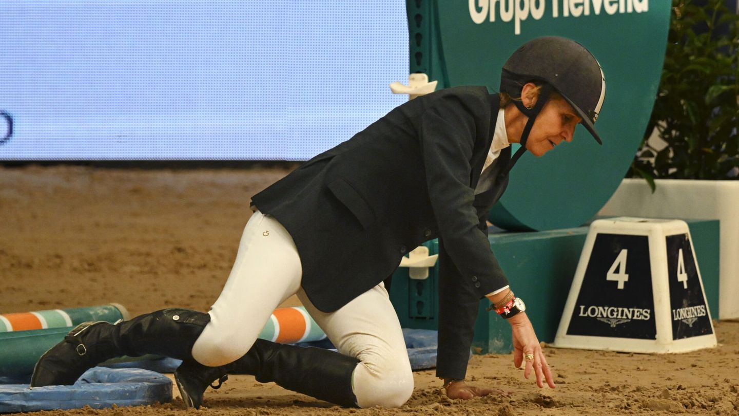 La infanta Elena durante su caída en el Madrid Horse Week. (EFE/Victor Lerena) 