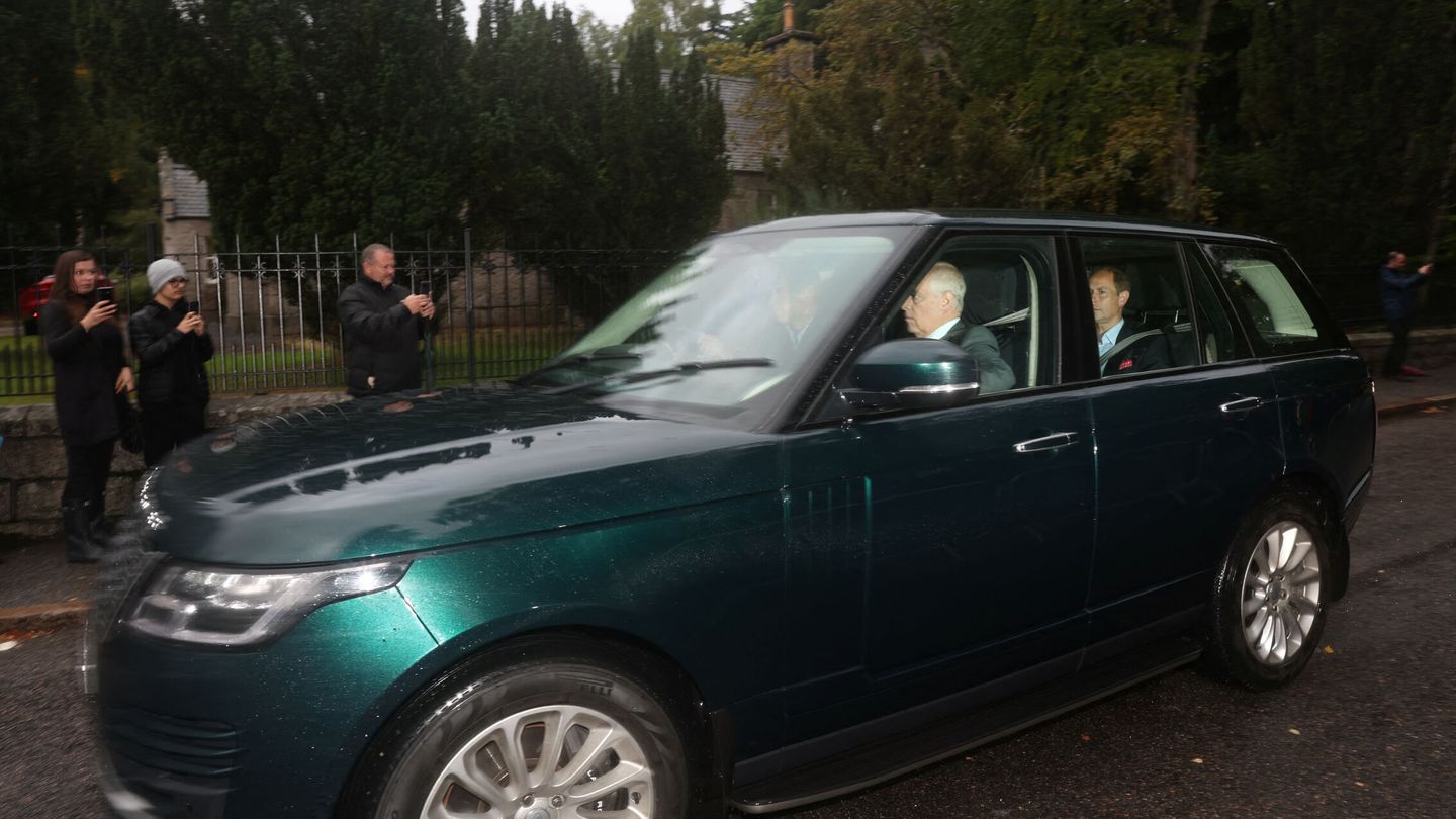 Los duques de Wessex, el duque de York y el príncipe Guillermo llegando a Balmoral. (Reuters/Russell Cheyne)