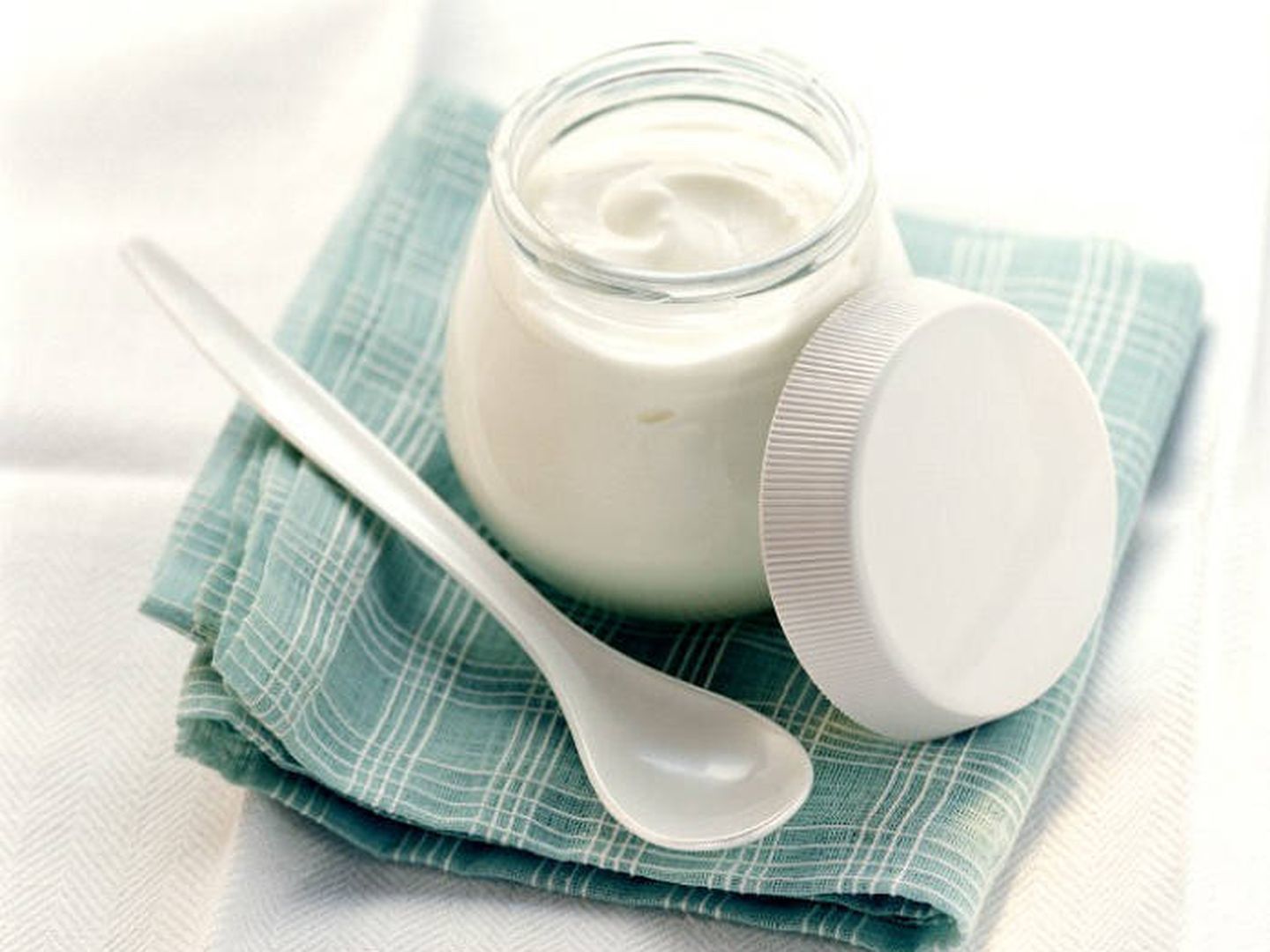 El yogur es uno de los alimentos con probióticos más habituales en nuestra dieta. (Foto: Gtres)