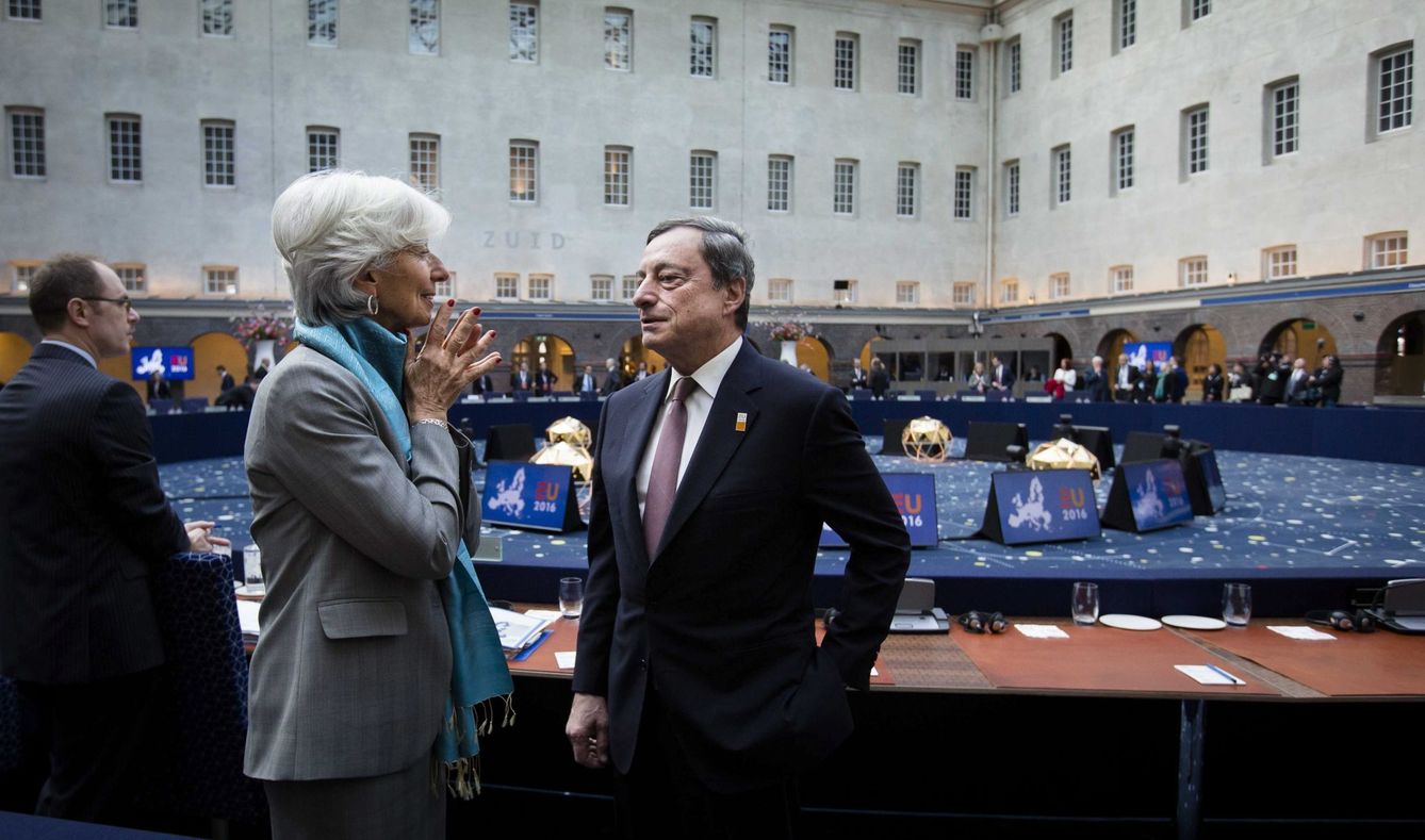 Christine Lagarde y Mario Draghi, en un acto en Bruselas. (EFE)