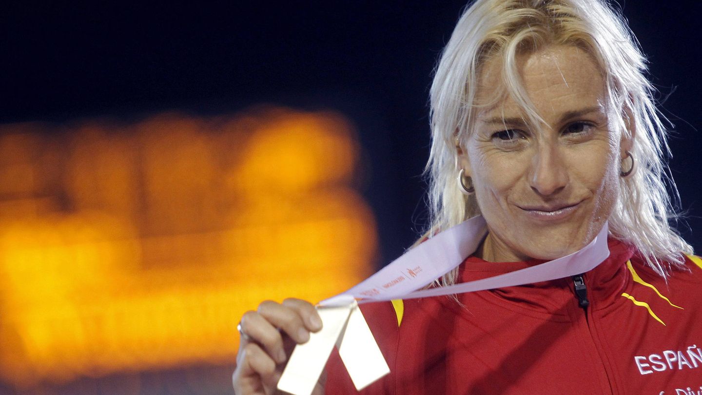 Marta Domínguez posa con su medalla de plata en los mundiales de Barcelona de 2010. (EFE) 