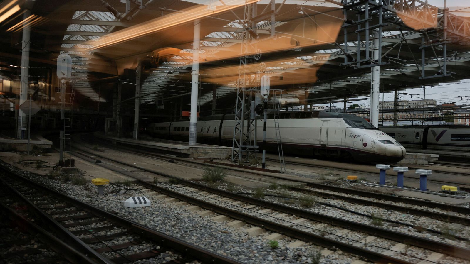 El incendio de un AVE de Renfe paraliza la línea Madrid-Barcelona en plena operación retorno del puente