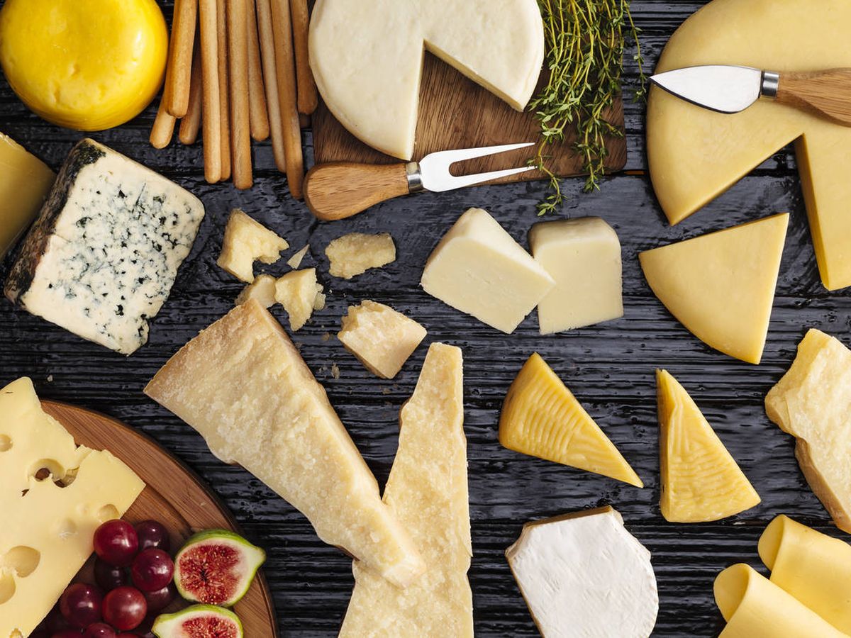 Foto: Una tabla de quesos de distintas clases. (iStock)