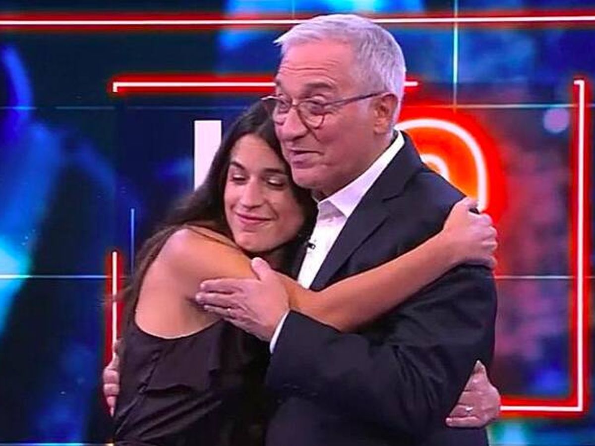 Foto: Helena y Xavier Sardà se funden en un abrazo. (TVE)