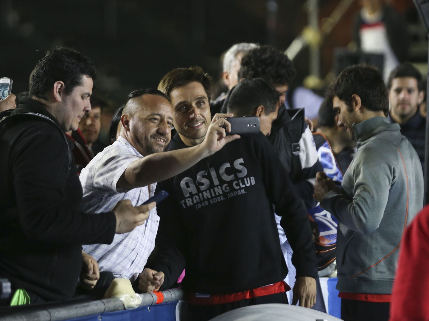 Fernando Belasteguín atiende a los espectadores en el Buenos Aires Padel Master (David Fernández/EFE)