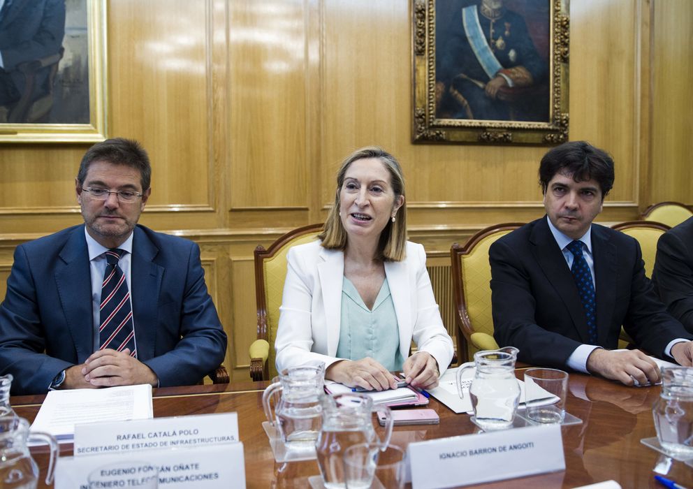 Foto: La ministra de Fomento, Ana Pastor, el secretario de Estado de Fomento, Rafael Catalá (izq), y el subsecretario del departamento, Mario Garcés (d). (Efe)