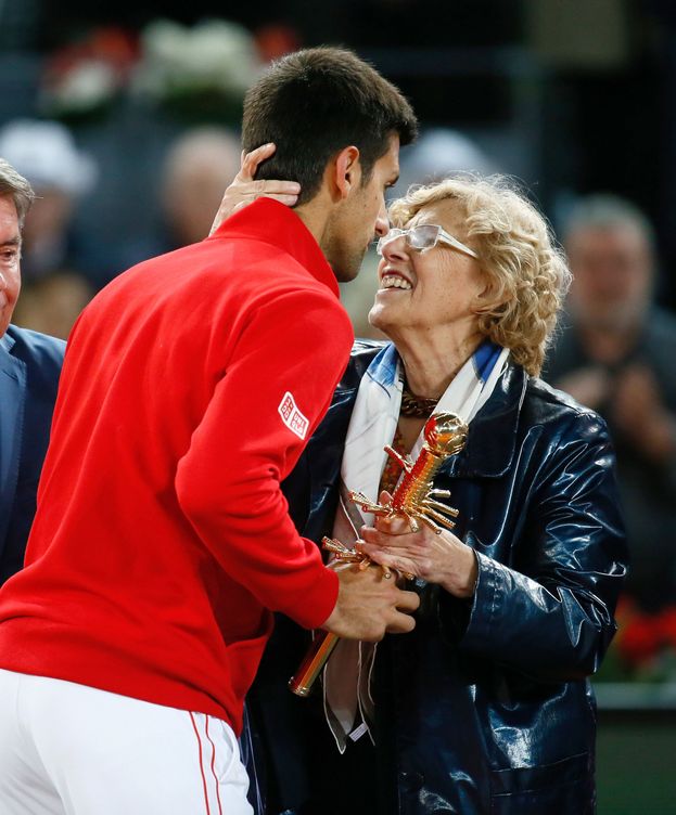 Foto: Manuela Carmena saluda a Novak Djolovic, ganador del Mutua Madrid Open. (EFE)