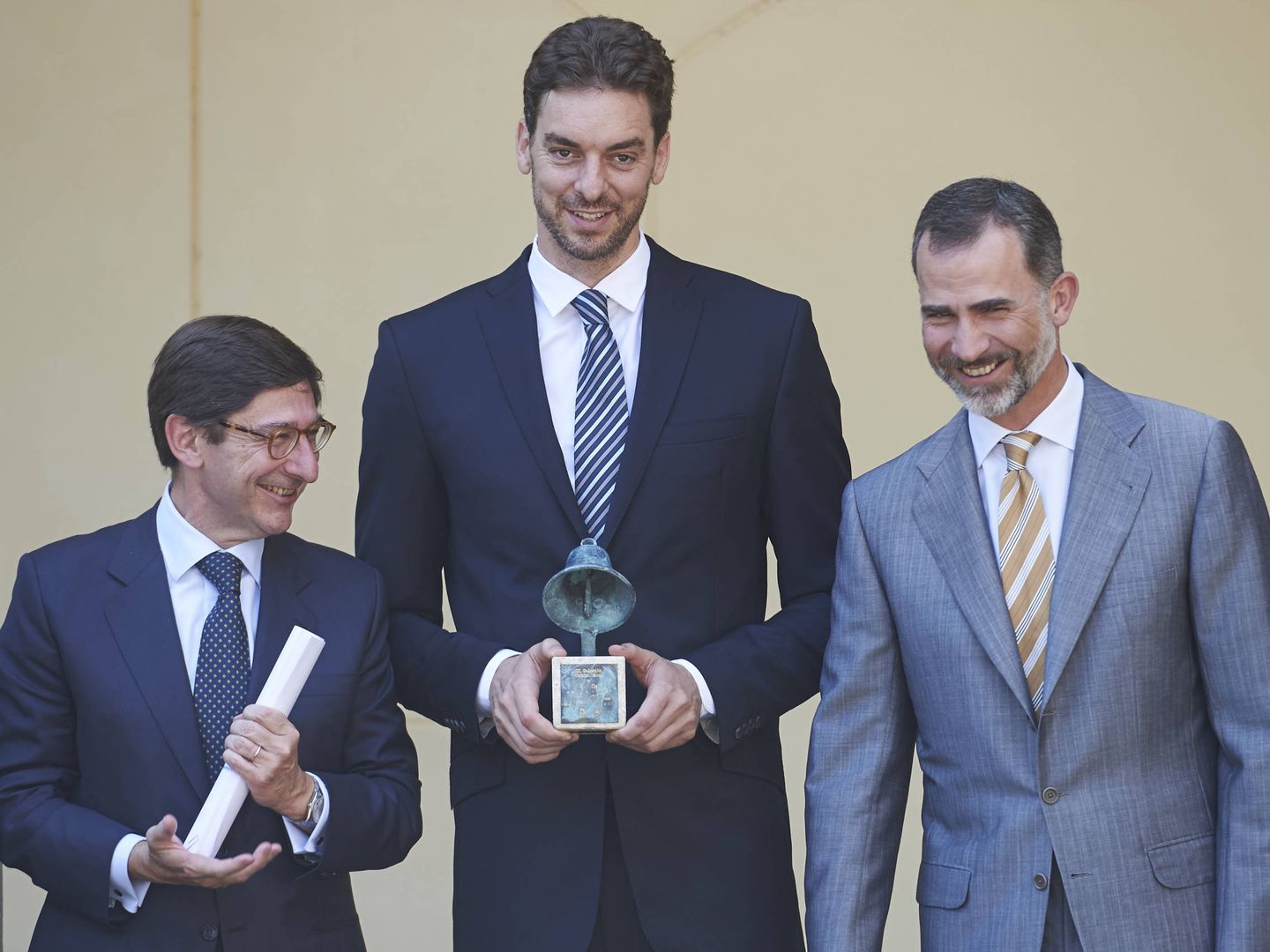 José Ignacio Goirigolzarri, junto a Pau Gasol y el rey Felipe en una entrega de premios. (Getty)