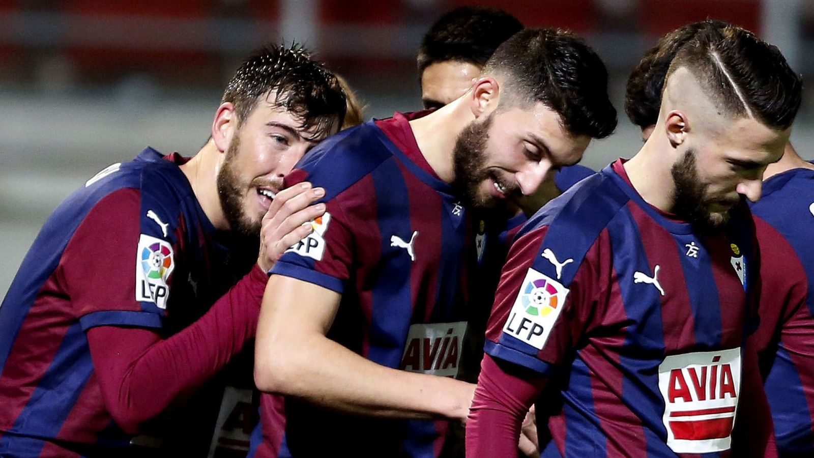 Foto: Borja Bastón, en el centro, es felicitado tras marcar uno de los dos goles que sumó ante el Granada (EFE)