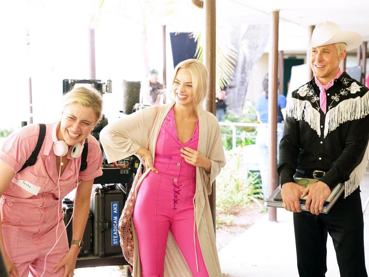 Foto: Imagen de Greta Gerwig, Margot Robbie y Ryan Gosling en el rodaje de 'Barbie' (Warner Bros)