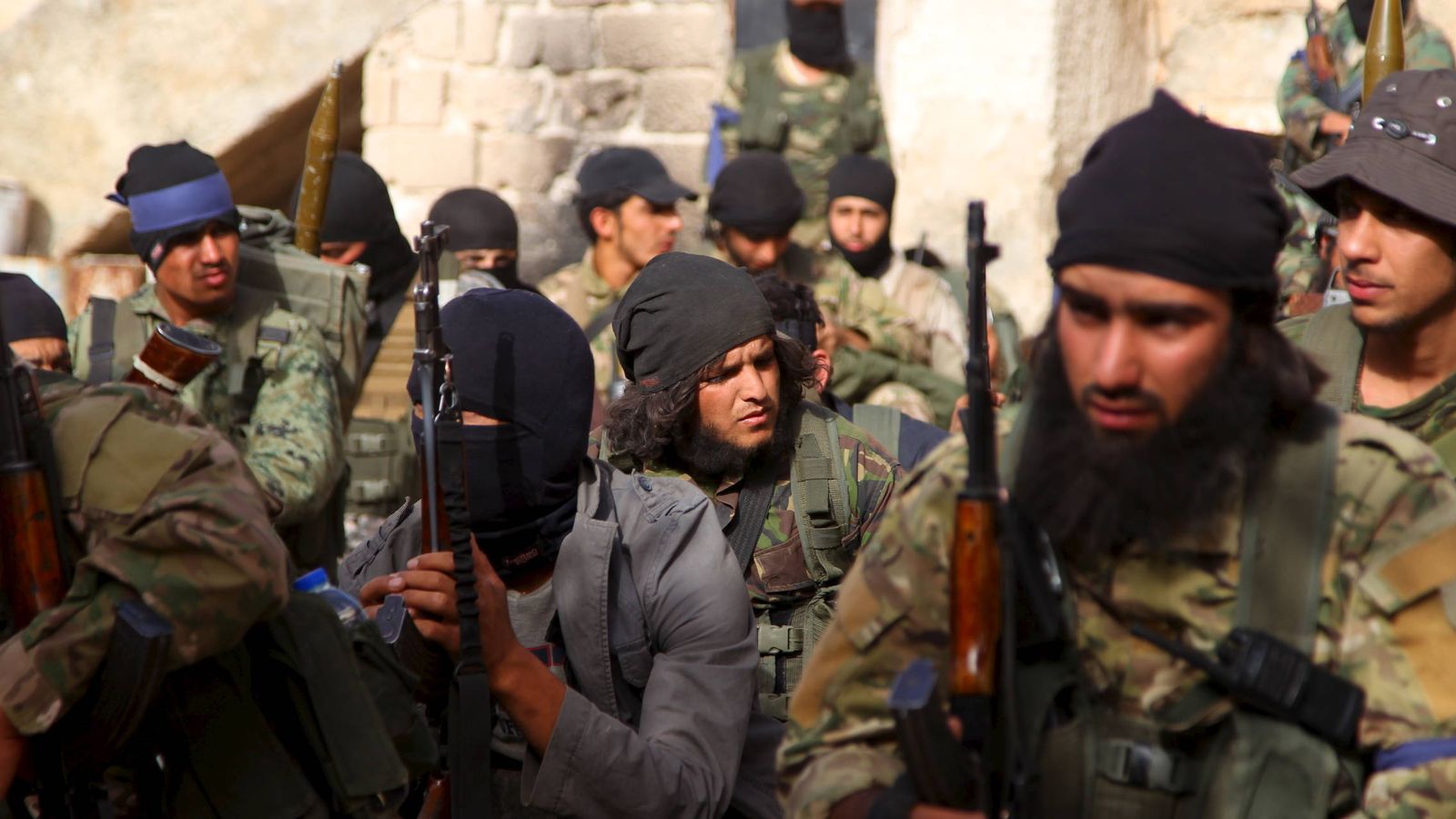 Foto: Miembros del Frente al Nusra antes de avanzar hacia sus posiciones en Ariha, Siria (Reuters).