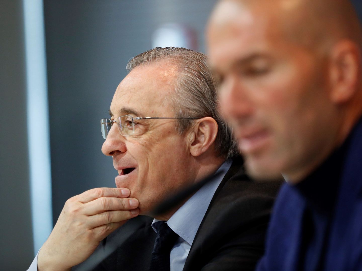 Florentino, pensativo, durante la despedida de Zidane. (Efe)
