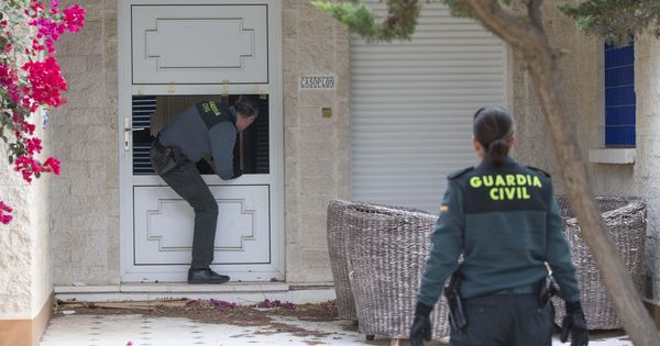 Foto: La Guardia Civil investiga a la pareja (EFE/Marcial Guillén)