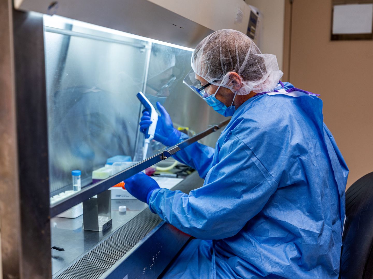 Un investigador de la Universidad de Pittsburgh trabaja en un candidato a vacuna para el covid-19. (Reuters)