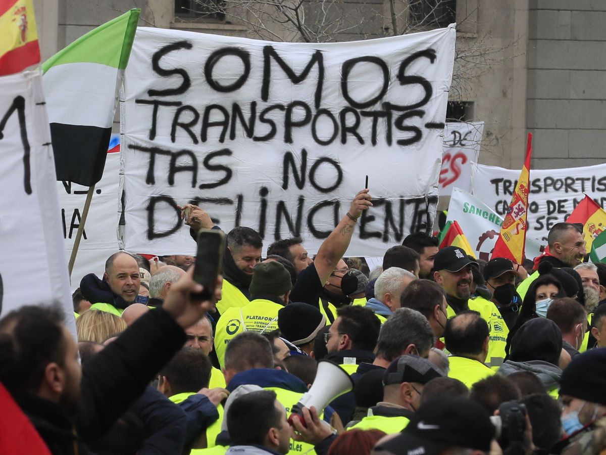 Foto: Manifestación de transportistas en Madrid. (EFE/Fernando Alvarado)