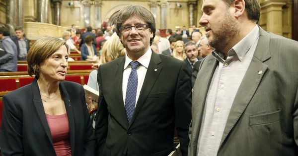 Foto: El expresidente de la Generalitat Carles Puigdemont, junto al exvicepresidente del Govern Oriol Junqueras y la expresidenta del Parlament Carme Forcadell. (EFE)