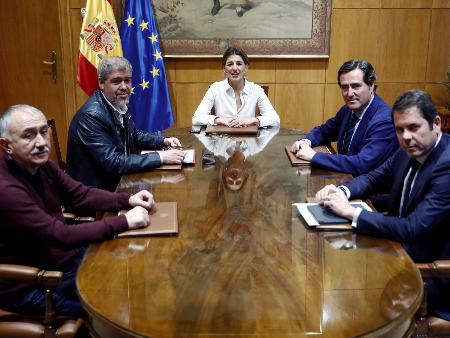 La titular de Trabajo, Yolanda Díaz, en la mesa con sindicatos y patronal. (EFE)