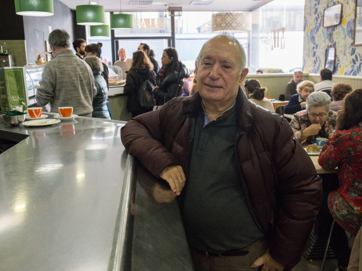 Foto: Miguel Ángel Tirado, en un bar de su barrio en Zaragoza. (David Brunat)