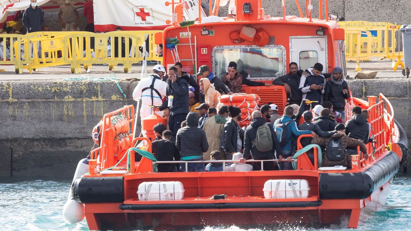 El grupo de Salvamar Menkalinan traslada a los ocupantes de dos pateras al puerto de Arguineguín. (EFE)