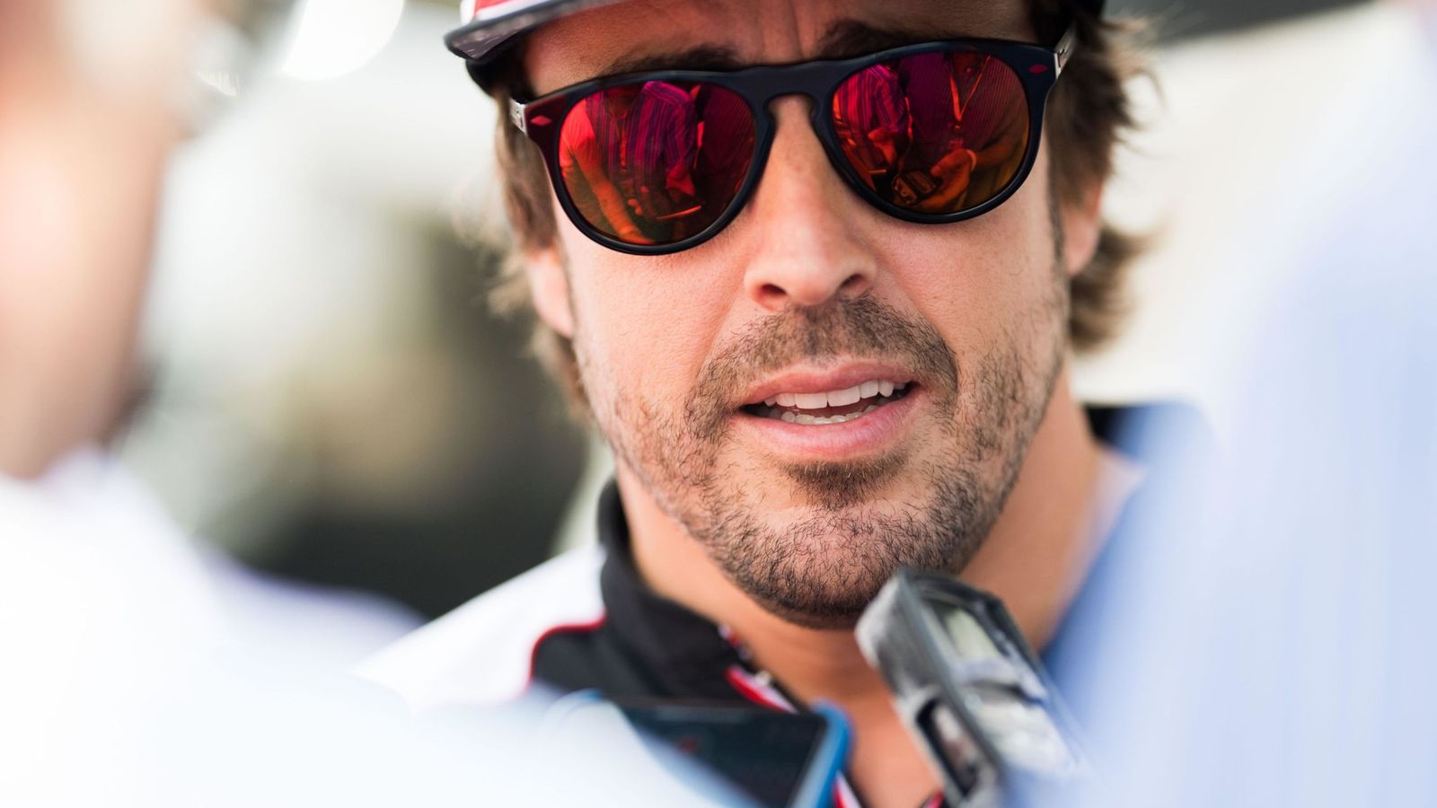 Foto: Fernando Alonso atendiendo a la prensa. (EFE)