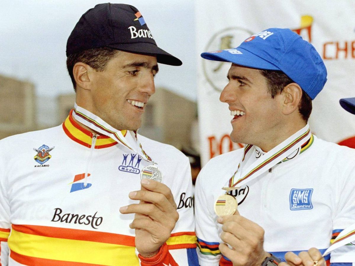 Foto: Induráin y Olano posan con las medallas de oro y plata del Mundial. (Reuters)