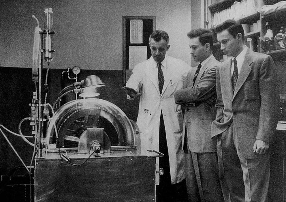 Foto: John P. Merrill junto a los gemelos Herrick, protagonistas del primer trasplante de riñón de la historia en 1954
